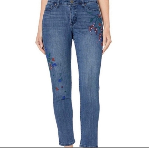 Bandolino Karyn Crop Floral embroidered Crop jeans - Picture 1 of 7